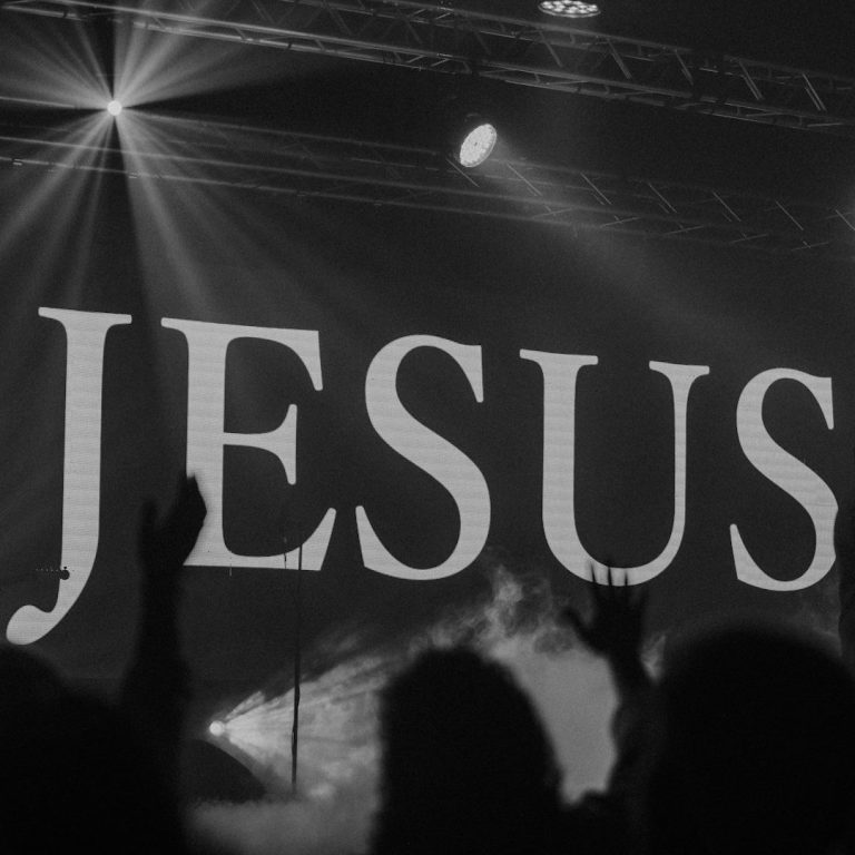 Bild eines Gottesdienstes mit Bühne Gottesdienst Bild